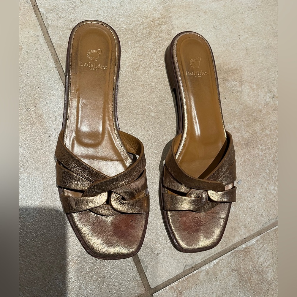 Bobbies Paris - Gold Open-Toe Sandals with Elegant Bow Detail